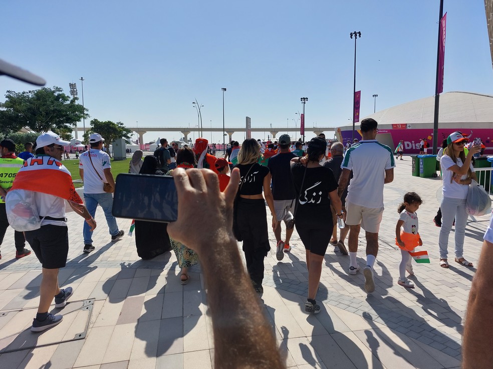 Iranianas caminham com camisa preta que tinha a mensagem, em persa: "Liberdade para vidas femininas". Elas chamaram atenção dos iranianos — Foto: Daniel Mundim
