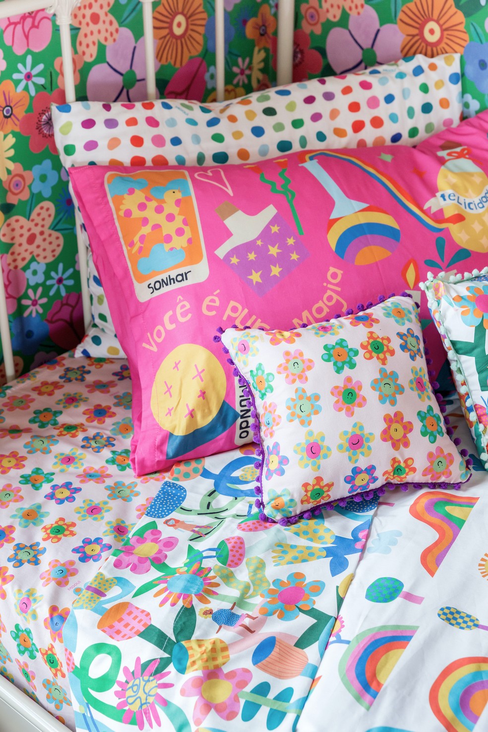 O enxoval das camas das meninas &eacute; da nova cole&ccedil;&atilde;o Jardim dos Sonhos, da Mooui &mdash; Foto:  Mariana Lima / Divulga&ccedil;&atilde;o