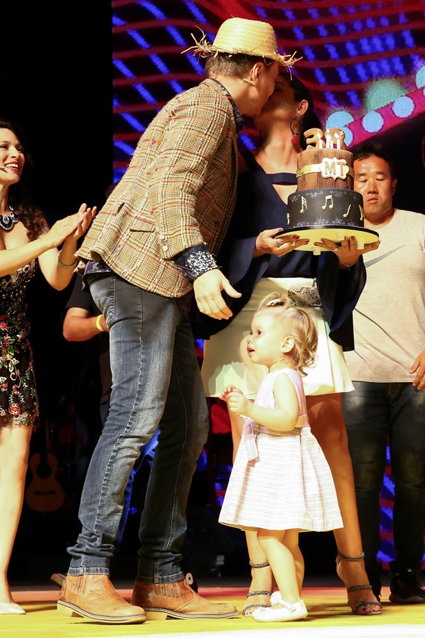 Michel Teló recebe bolo de aniversário no palco (Foto: Roberto Filho / Brazil News)