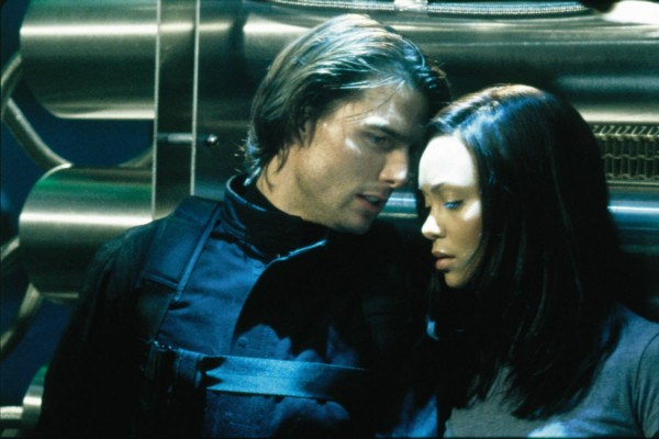 Tom Cruise e Thandie Newton em cena de Missão: Impossível 2 (2000) (Foto: Divulgação)
