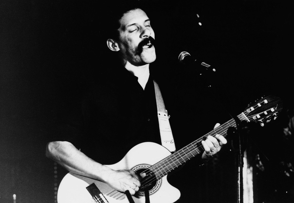  O cantor e compositor Gonzaguinha é visto durante show no Maksoud Plaza, em São Paulo, em agosto de 1988 — Foto: Sérgio Amaral/Estadão Conteúdo/Arquivo