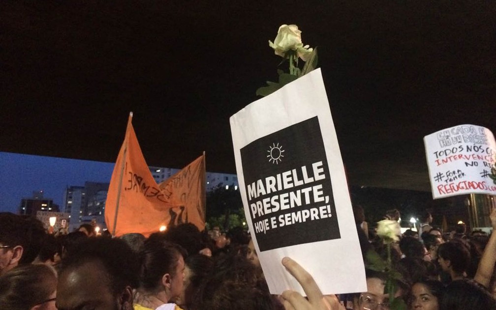 Flor e mensagem em homenagem à vereadora Marielle Franco na Paulista (Foto: Lívia Machado/G1)