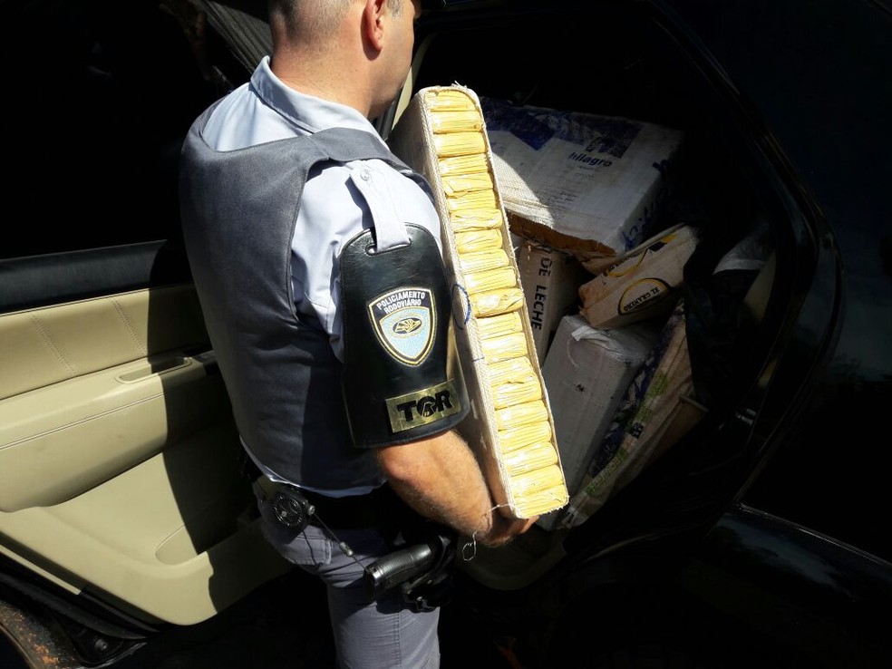 Carga de maconha era transportada na caminhonete abordada em Rosana (Foto: Cedida/Polícia Militar Rodoviária)