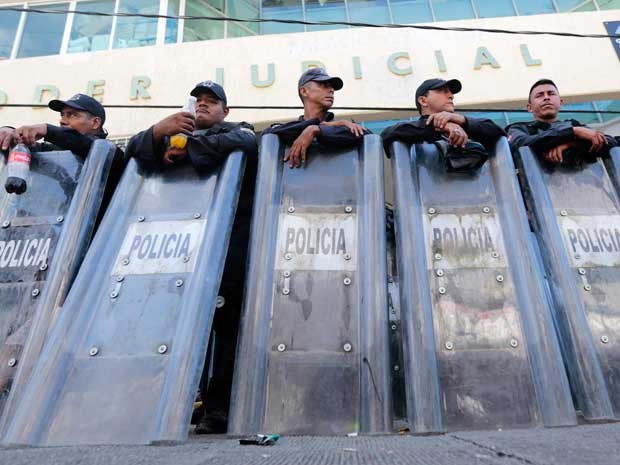 Policiais guardam prédios federais no México. (Foto: Pedro Pardo / AFP Photo)