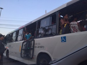 Menores estavam em ônibus com janelas quebradas (Foto: Ricardo Abreu / Arquivo pessoal)