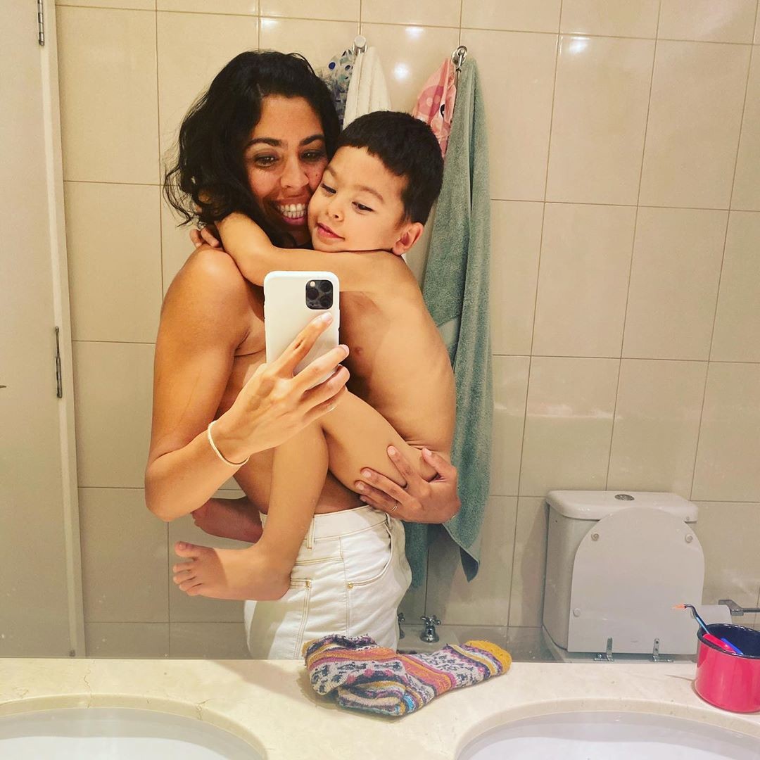 Nino, de 4 anos, no colo de sua mãe, a apresentadora Bela Gil (Foto: Reprodução/Instagram)