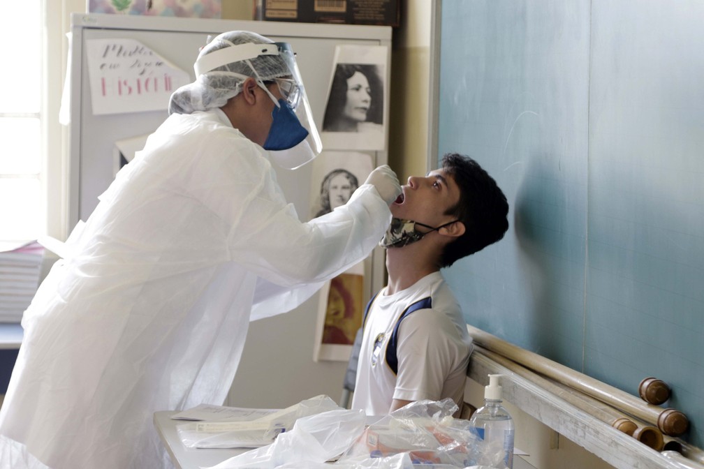 Profissional de saúde realiza teste do tipo RT-PCR para identificar o coronavírus entre alunos e servidores na Escola Estadual Culto à Ciência em Campinas, no interior de São Paulo — Foto: Denny Cesare/Estadão Conteúdo