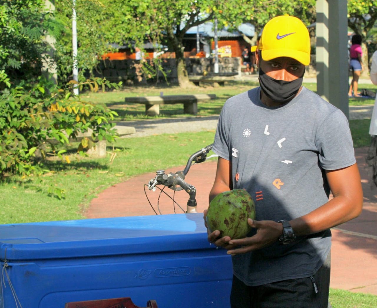 Ex-BBB Luan Patrício vende água de coco no Rio (Foto: Daniel Delmiro/AgNews)