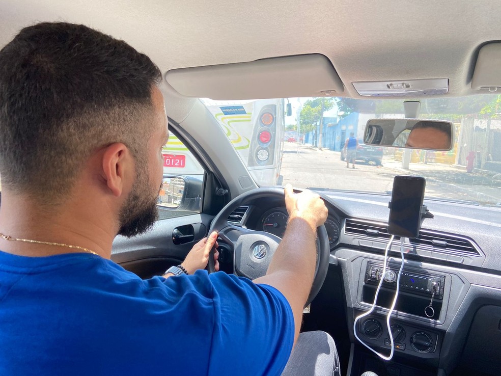 STTU inicia adesivagem de veículos por aplicativos que usam a Avenida Felizardo Moura — Foto: STTU/Cedida