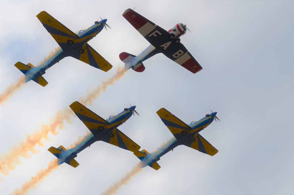Avião antigo da Esquadrilha da Fumaça voando ao lado dos novos modelos no Domingo Aéreo em Pirassununga — Foto: Ana Marin/g1
