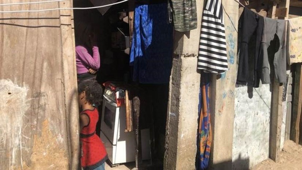 Alessandra nÃ£o tinha comida para oferecer aos filhos em fÃ©rias: "me corta o coraÃ§Ã£o eles quererem um pÃ£o e eu nÃ£o ter pra dar" â Foto: Foto Mariana Sanches/BBC News Brasil