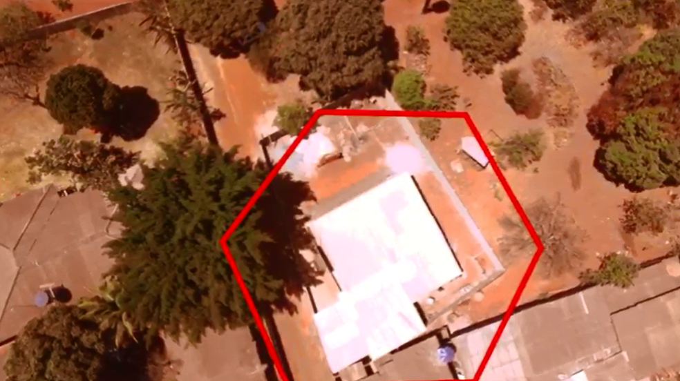 Foto de satélite mostra igreja construída em área pública (Foto: Agefis/Reprodução)