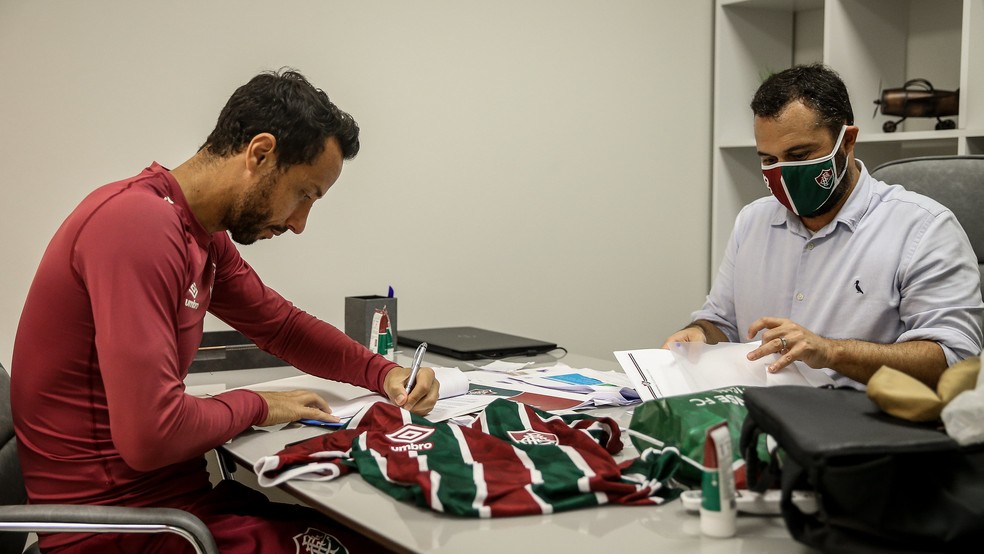 Nenê assina renovação com Fluminense — Foto: Lucas Merçon/FFC