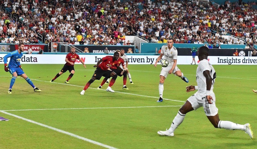 Brasileiro cruza para Bale, que finaliza para fora (Foto: Jasen Vinlove-USA TODAY Sports / Reuters)