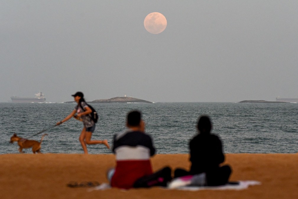 "Superlua dos Cervos" vista da Praia de Camburi, em Vitória — Foto: Vitor Jubini