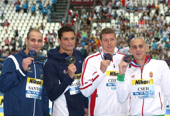 Nicholas Santos, medalhista de prata, ao lado do campeão Florence Manaudou e de outros atletas no pódio dos 50m borboleta do Mundial de Kazan na Rússia (Foto: Sátiro Sodré/SSPress)