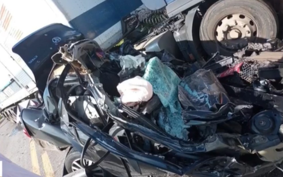 Carro ficou destruído após a colisão — Foto: Reprodução TV São Francisco