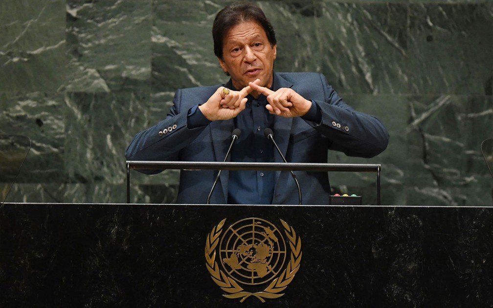 O primeiro-ministro do Paquistão, Imran Khan, durante discurso na 74ª Assembleia Geral da ONU, em Nova York, na sexta-feira (27) — Foto: Timothy A. Clary/AFP