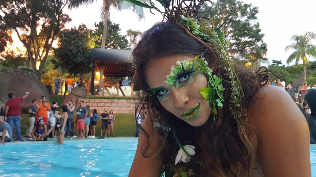 Artistas fantasiados realizam performances durante o carnaval de música eletrônica — Foto: Paulo Augusto/EPTV