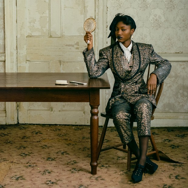 Eniola Abioro usa blazer, colete, camisa, calça, brinco, colar e sapatos, tudo Dolce & Gabbana (Foto: Zee Nunes)
