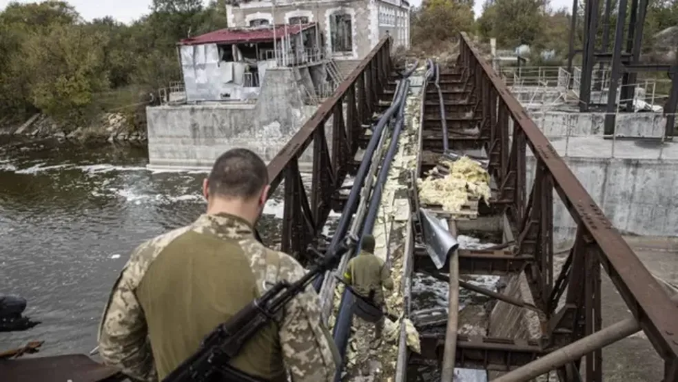 A maioria das pontes sobre o rio Dnipro foram destruídas por mísseis ucranianos — Foto: GETTY IMAGES