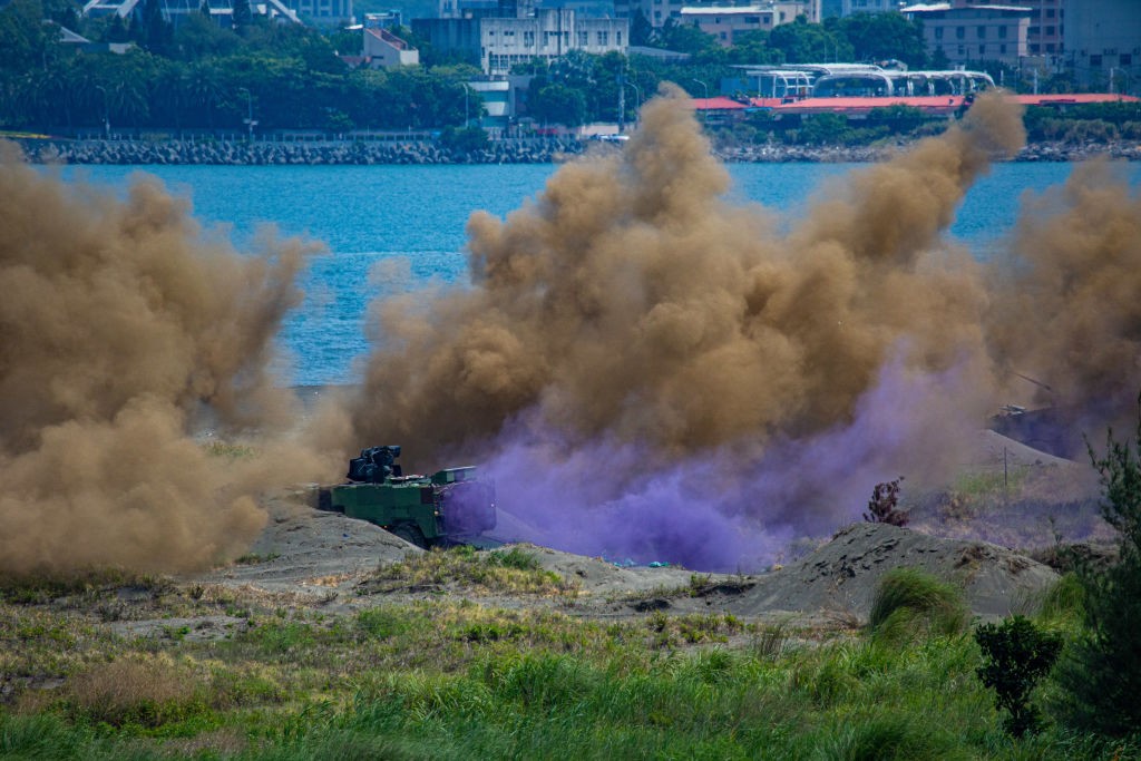 Taiwan também está fazendo exercícios militares na tentativa de se proteger: uma explosão é vista durante o exercício militar Han Kuang, que simula o Exército de Libertação Popular da China (PLA) invadindo a ilha na cidade de New Taipei, Taiwan (Foto: Getty Images)