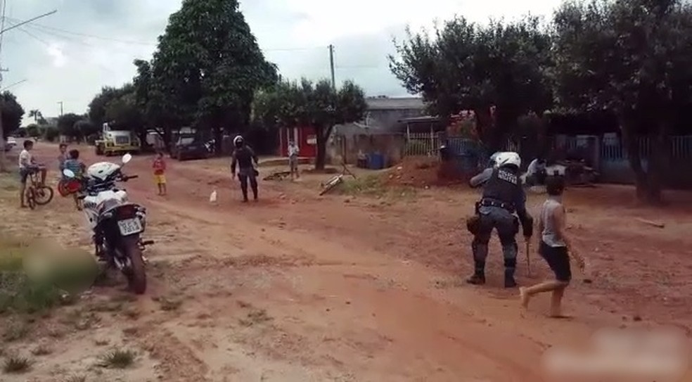 Policiais brincam com crianÃ§as em MT. â Foto: PM-MT