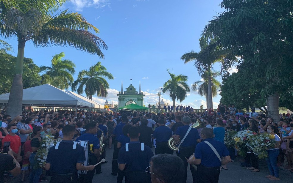 Corpo de Paulinha Abelha chega ao cemitério São João Batista em Simão Dias — Foto: Rafael Carvalho/ TV Sergipe