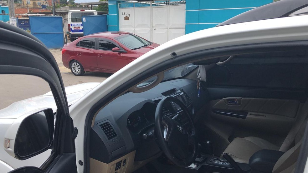 Carro do prefeito Waguinho tem marca de tiro &mdash; Foto: Arquivo pessoal