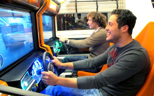 Julio Cesar e David Luiz jogo video game (Foto: Márcio Iannacca)