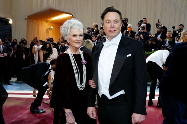 NEW YORK, NEW YORK - MAY 02: (L-R) Maye Musk and Elon Musk attend The 2022 Met Gala Celebrating "In America: An Anthology of Fashion" at The Metropolitan Museum of Art on May 02, 2022 in New York City. (Photo by Jeff Kravitz/FilmMagic) (Foto: FilmMagic)