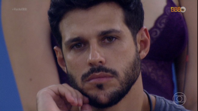 Rodrigo comete gafe e se arrepende