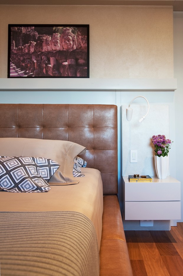 O quarto do casal tem cama Urban, da Stock Brazil, em Jundiaí. Cabeceira estofada com couro ecológico fornecido pela loja.  (Foto: Célia Mari Weiss/Divulgação)
