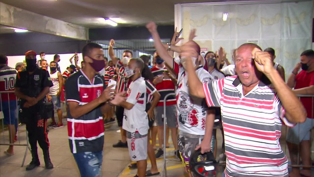 Torcedores do Santa Cruz protestam após serem barrados no Arruda antes de jogo no aniversário do clube