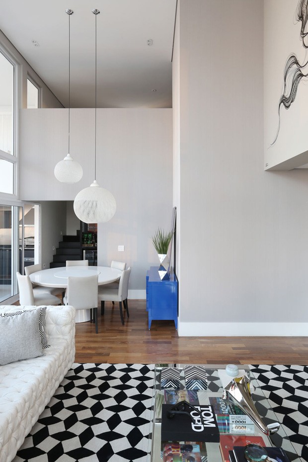 Contraste traz modernidade e estilo à apartamento projetado para receber (Foto: Mariana Orsi)