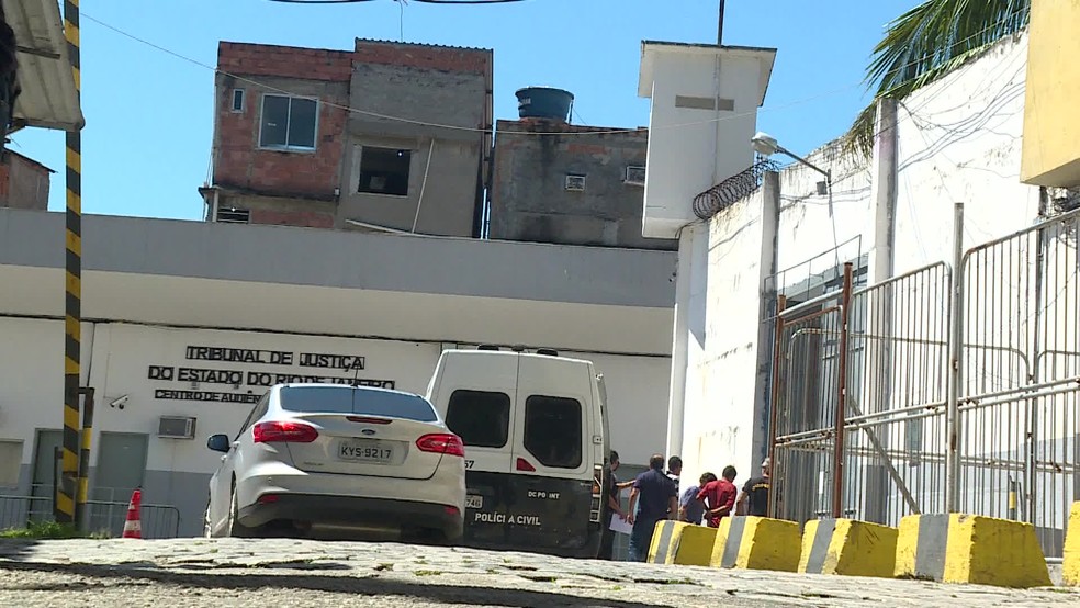 Prefeito de Niterói chega a presídio no Rio — Foto: Reprodução/GloboNews