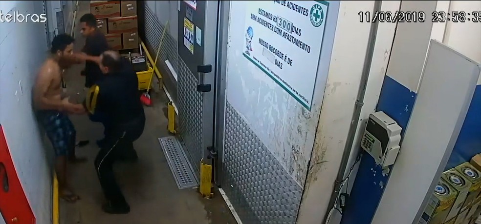 Jovem negro é agredido e morto dentro de supermercado no Maranhão — Foto: Reprodução/TV Mirante