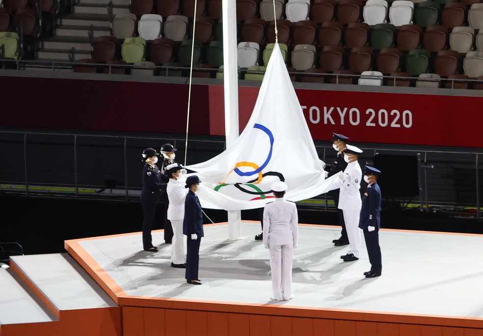 Retirada da Bandeira Olímpica foi parte da cerimônia de encerramento das Olimpíadas de Tóquio — Foto: FABRIZIO BENSCH/Reuters