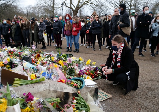 LONDON, ENGLAND - MARCH 14: People gather to pay their respects on Clapham Common, where floral tributes have been placed for Sarah Everard on March 14, 2021 in London, England. Hundreds of people turned out in Clapham Common on Saturday night to pay trib (Foto: Getty Images)