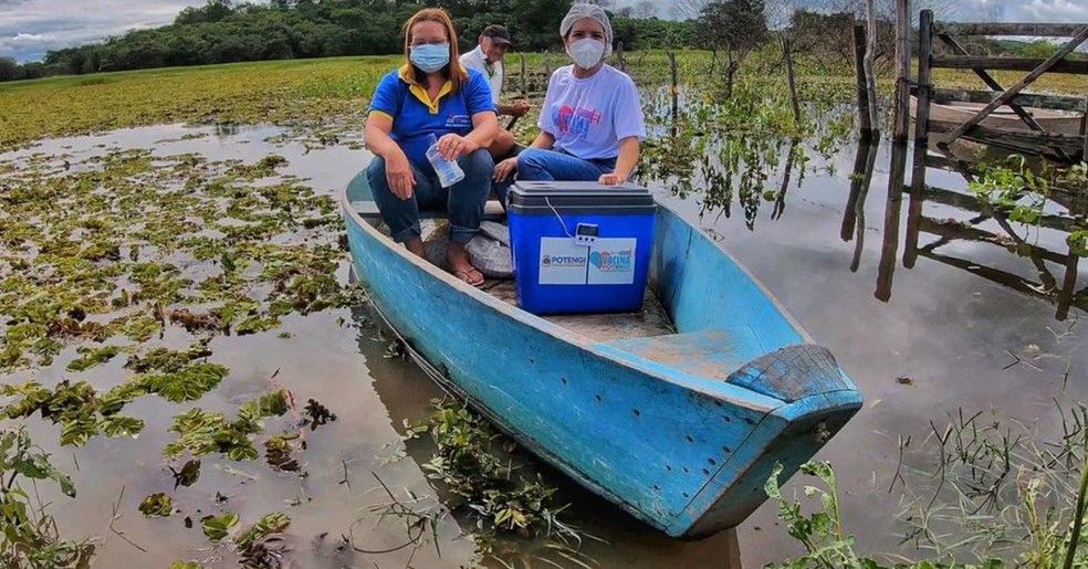 Farmacêutica Luíza Mayanne Evangelista Rodrigues vacinou idoso de barco em Potengi. — Foto: Divulgação