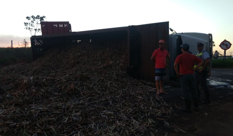 Caminhão de cana tombou nesta quinta-feira (3), em Junqueirópolis (Foto: Base de Socorristas de Junqueirópolis/Divulgação)