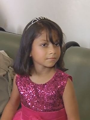 Cecília ganhou vestido, coroa e tudo que uma princesa tem direito (Foto: Reprodução / TV TEM) Cecília ganhou vestido, coroa e tudo que uma princesa tem direito (Foto: Reprodução / TV TEM)