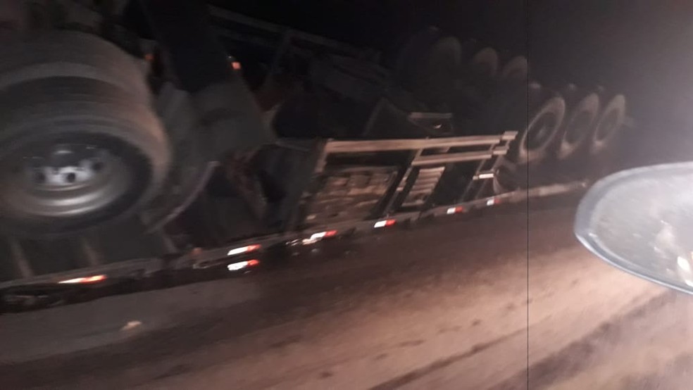 De acordo com a PRF, o condutor da carreta conseguiu sair do veÃ­culo sozinho sem ferimentos. â Foto: MÃ¡rcio Lima/Arquivo pessoal