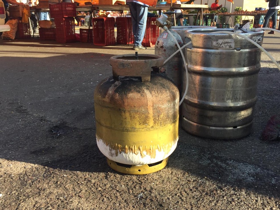 Fogo destruiu trailer na feira livre da Avenida Manoel Goulart — Foto: Murilo Zara/TV Fronteira 