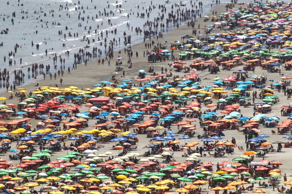 Turistas atrasam volta para casa e lotam praias do litoral de SP em dia de  sol e muito calor | Santos e Região | G1