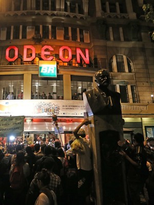 Festival do Rio é aberto em 
meio a protesto fora do cinema (Fabio Motta/Estadão Conteúdo)