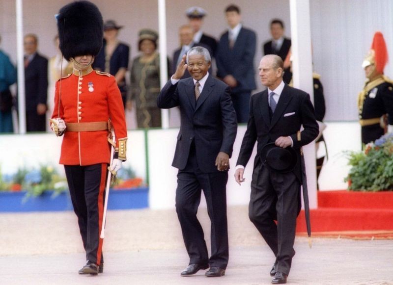 BBC Em 1996, o duque acompanhou o presidente sul-africano Nelson Mandela, no primeiro dia de sua visita de Estado à Grã-Bretanha. (Foto: PA via BBC)