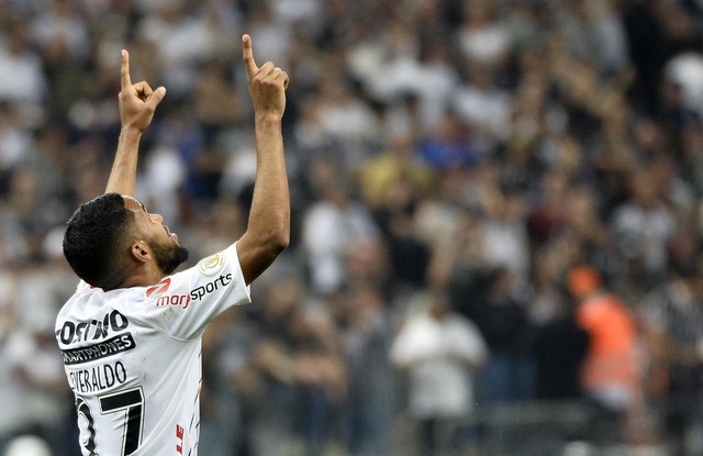 Fora da Sul-Americana, Everaldo se dispõe a ser espião do Corinthians contra o Fluminense