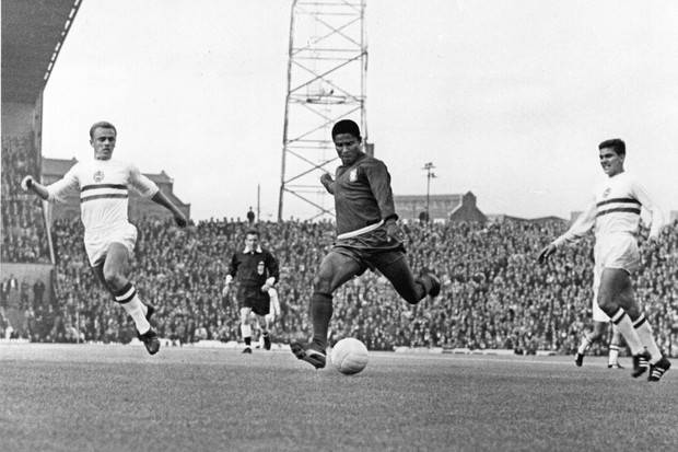 Eusébio em ação contra a Hungria na Copa de 1966 (Foto: Getty Images)