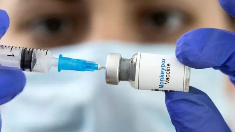 Alguns países já começaram a vacinação contra a varíola dos macacos (Foto: REUTERS via BBC)